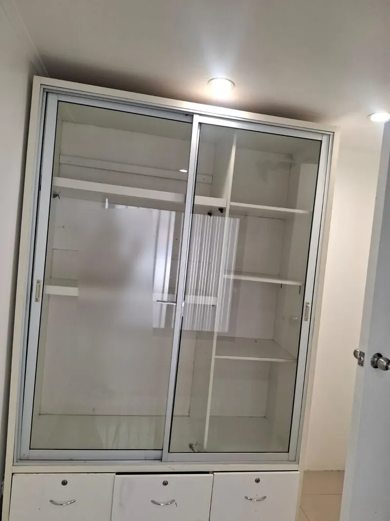 Closet con puertas corredizas de vidrio