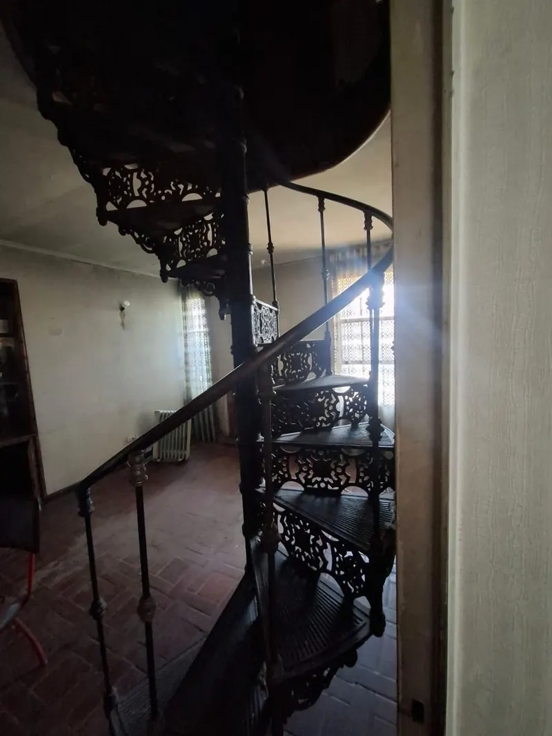 Escalera de caracol de fierro fundido, con baranda ornamental