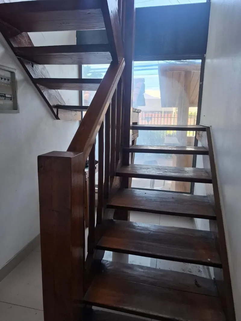 Escalera de madera con baranda