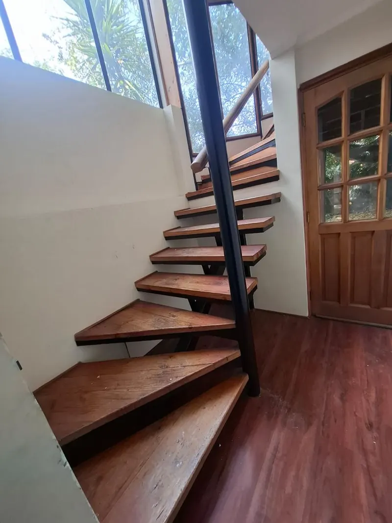 Escalera de madera de peldaños abiertos