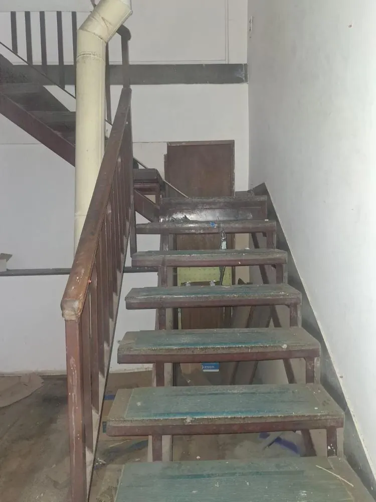 Escalera metálica desmantelada para su reutilización