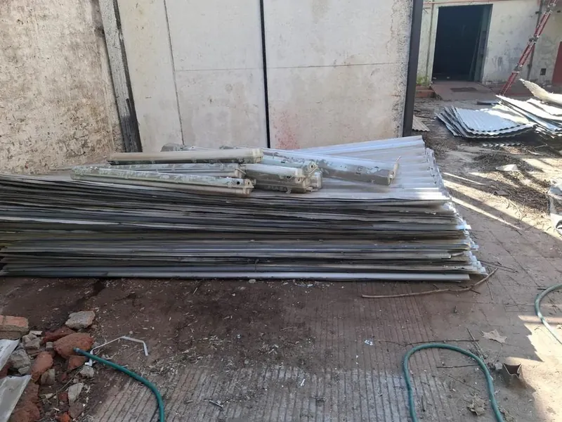 Planchas metálicas y luminarias recuperadas de una desmantelación