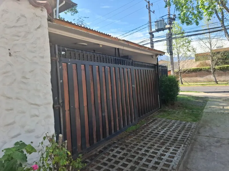 Portón corredera de madera y fierro