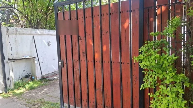 Portón de madera y fierro