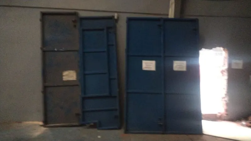 Portones metálicos recuperados de una demolición