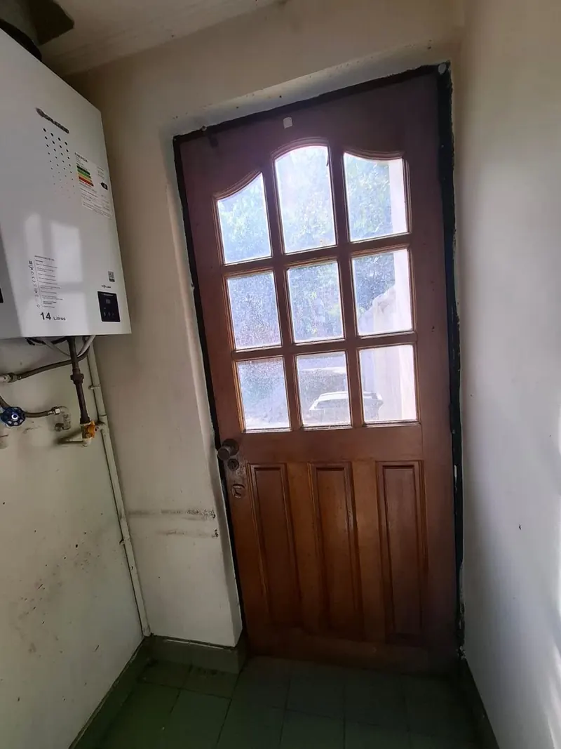 Puerta de madera con vidrios
