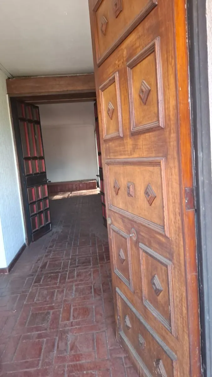 Puerta de madera maciza tallada