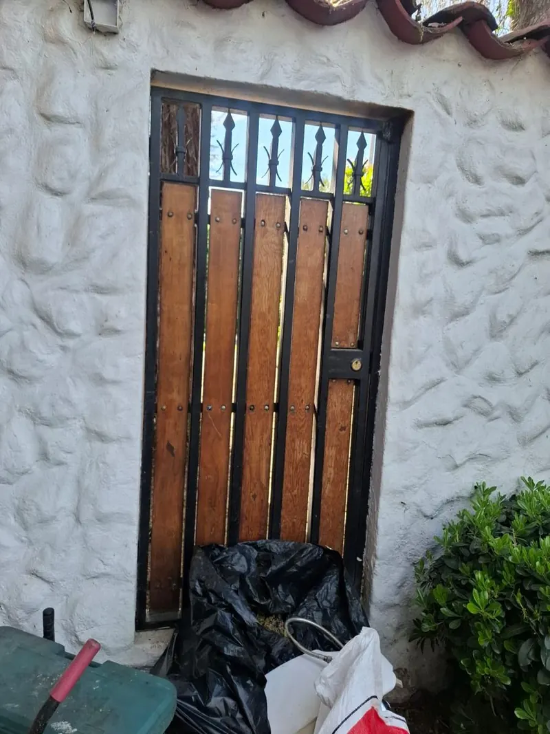 Puerta de servicio de fierro y madera