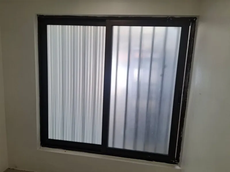 Ventana corredera de aluminio negro