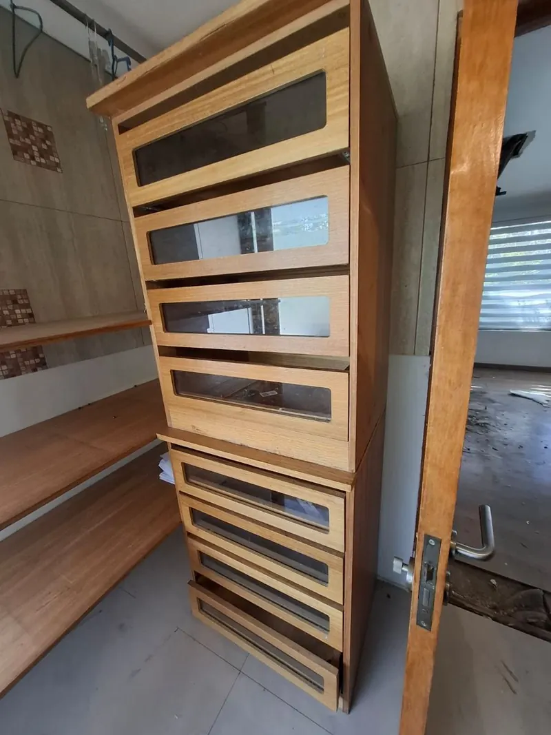 Vitrina de madera con cajones de vidrio, otra vista