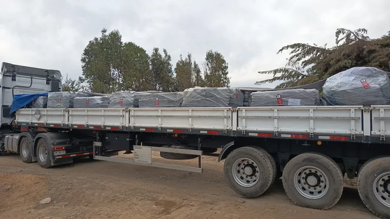 Camión con el material con asbesto embalado, listo para su disposición final