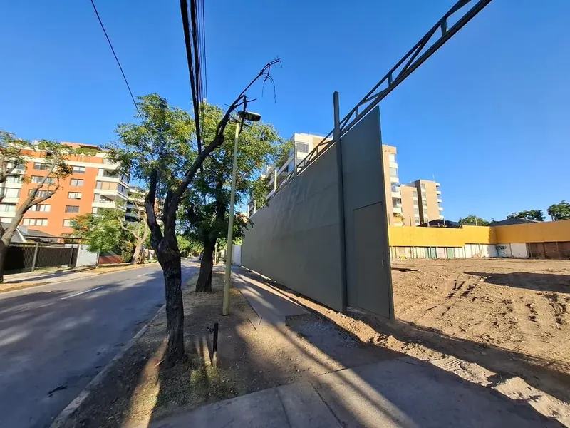 Cierre de obra metálico en una esquina, con el terreno ya despejado