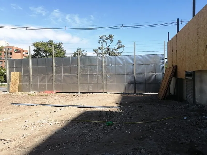 Terreno despejado con cierre perimetral metálico y de madera