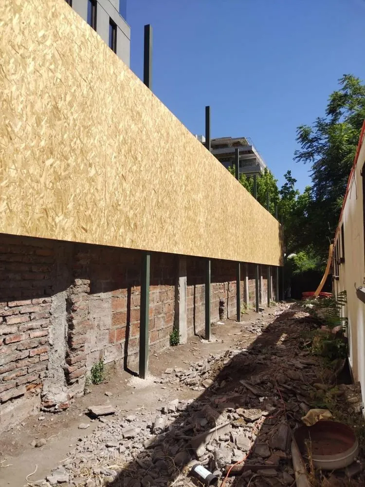 Cierre de OSB sobre el muro colindante de una obra