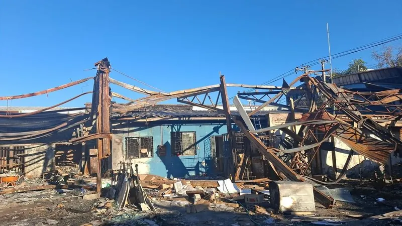 Demolición de una estructura siniestrada por incendio