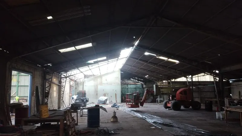 Interior de un galpón industrial antes de su desmantelación