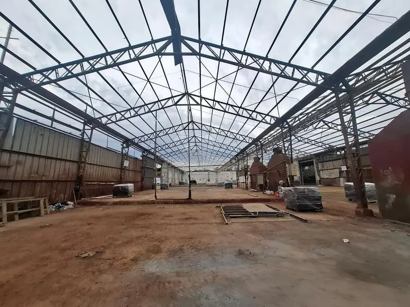 Galpón industrial con la estructura metálica a la vista después de retirar la techumbre de asbesto