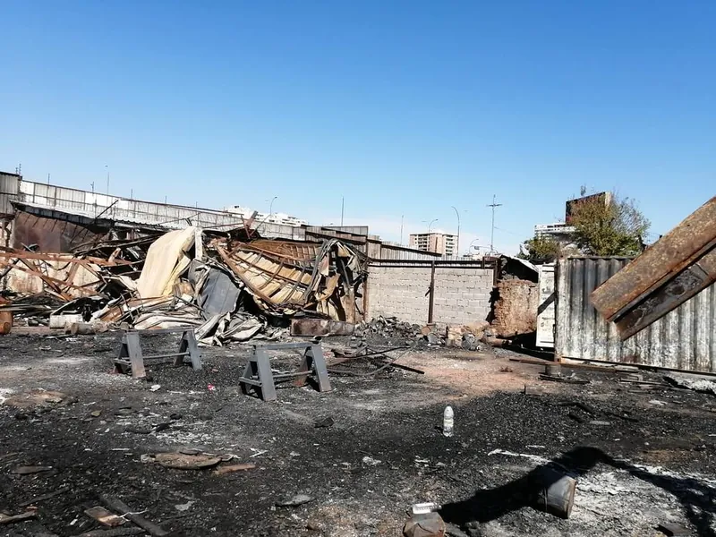 Restos de una construcción quemada antes de su limpieza